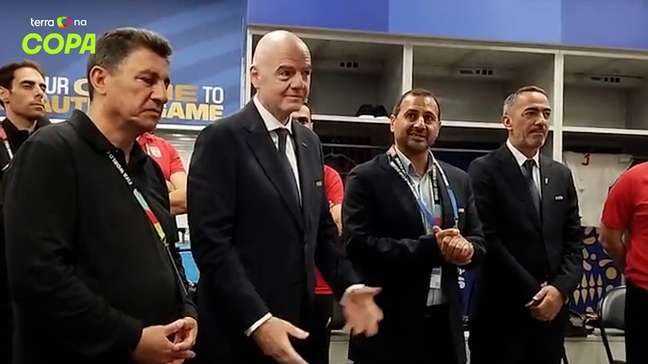 Infantino discursa em vestiário do Irã e ouve desabafo de técnico: ‘Falta de humanidade’