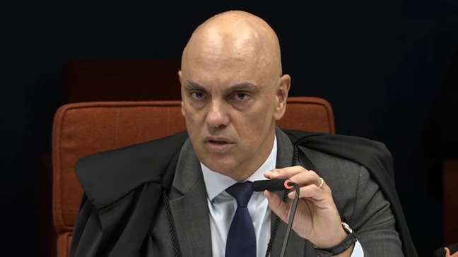 Moraes mostra linha do tempo e diz que Eduardo levou ‘desinformação’ aos EUA para beneficiar Bolsonaro
