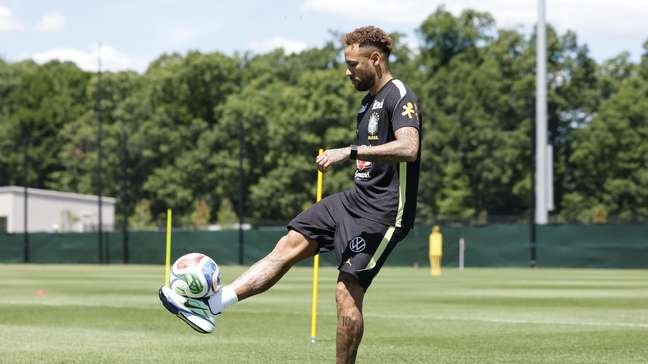 Por que Neymar treinou, mas ainda não tem data para estrear na Copa?