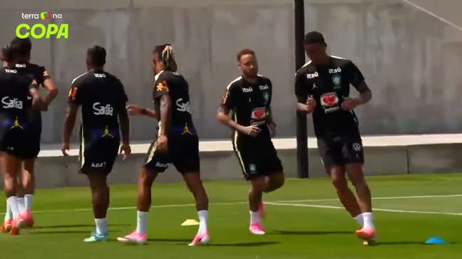 Neymar inicia aquecimento com o grupo, faz trabalho separado com bola e participa de roda de bobinho