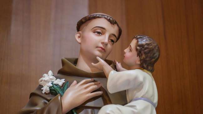 Você vai se surpreender com a história do Santo Antônio, o santo casamenteiro