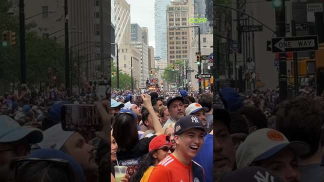 Multidão acompanha desfile dos Knicks em Nova York #shorts