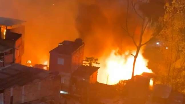 Incêndio de grandes proporções atinge Paraisópolis e danifica ao menos 10 barracos