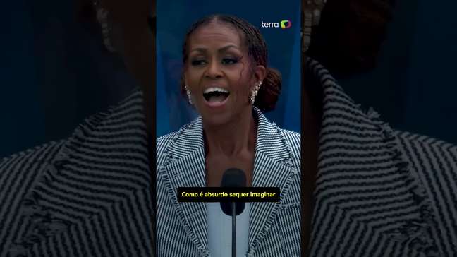Barack Obama se emociona com discurso poderoso da esposa, Michelle #shorts