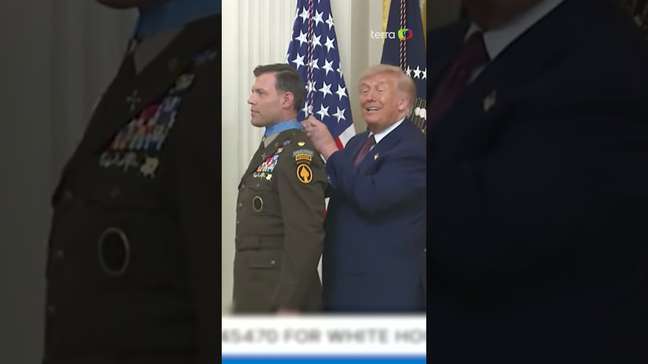 Trump se atrapalha ao colocar medalha de honra em veterano de guerra na Casa Branca #shorts