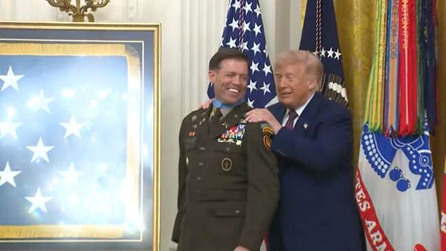 Trump se atrapalha ao entregar medalha a veterano de guerra nos EUA
