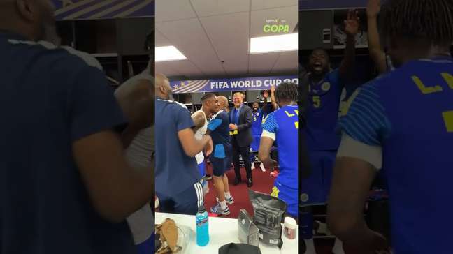 Rei e rainha da Holanda caem na dança com jogadores de Curaçao após empate histórico na Copa