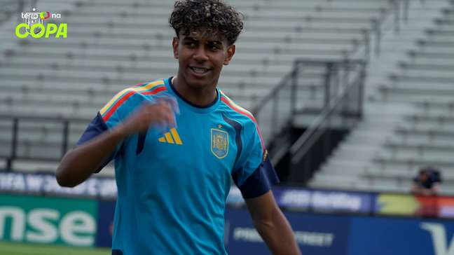 Lamine Yamal faz golaço de falta em treino da Espanha