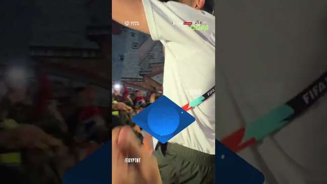Salah e outros jogadores do Egito comemorando vitória sobre a Nova Zelândia nas ruas de Vancouver