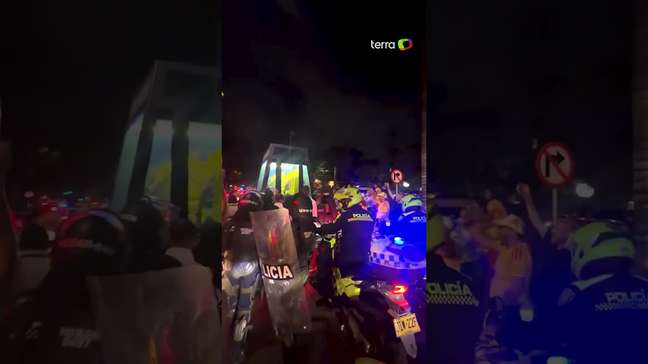 Presidente da Colômbia eleito em apuração preliminar celebra vitória em carro blindado #shorts