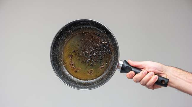 Essa mistura caseira ajuda a limpar panela queimada sem esforço