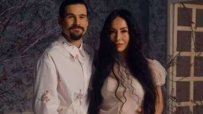 Sabrina Sato e Nicolas Prattes anunciam espera do 1º filho do casal: 'Nosso amor chamou e floresceu'