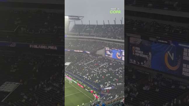 Veja como ficou estádio após forte chuva que interrompeu jogo Iraque x França #shorts