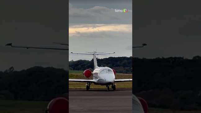 Avião 'desce de lado' após fortes ventos em aeroporto