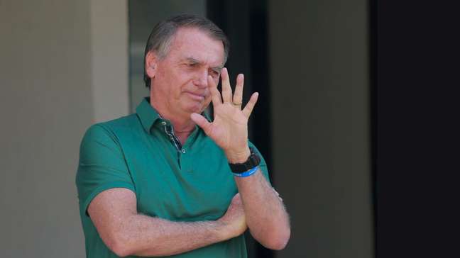 Depoimento de Jair Bolsonaro sobre arma apreendida em blitz durou 5 minutos, diz defesa