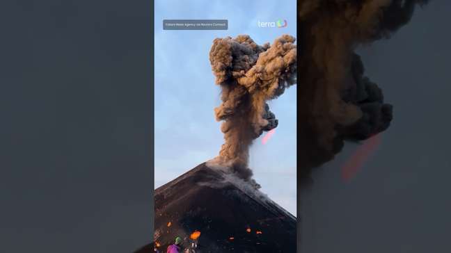 Turistas quase são atingidos por 'bola de fogo' ao se aproximarem de vulcão em erupção #shorts
