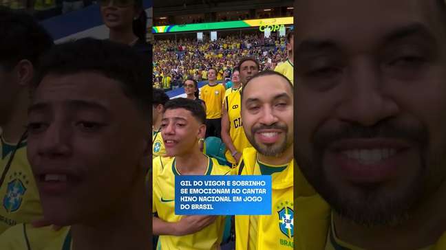 Gil do Vigor e sobrinho se emocionam ao cantar hino nacional em jogo do Brasil