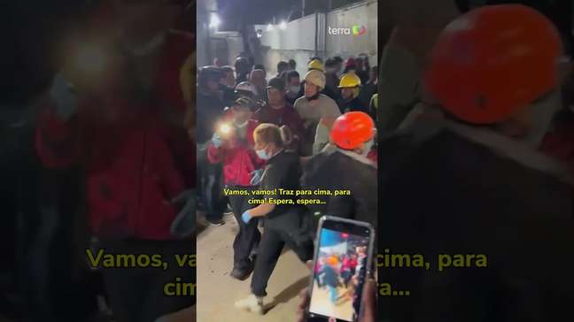 Cachorro de resgate ajuda a salvar homem preso sob escombros após terremotos na Venezuela #shorts