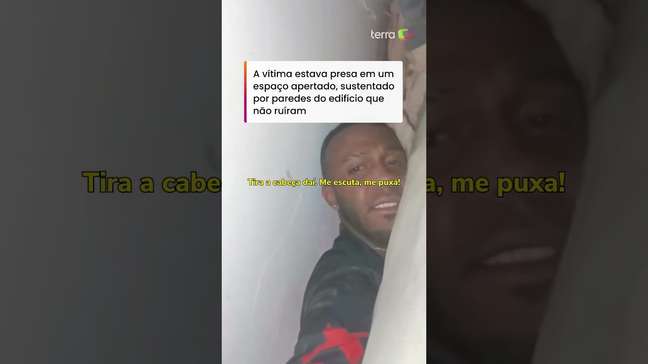 Voluntário arrisca a vida e salva mulher presa sob escombros de casa na Venezuela #shorts