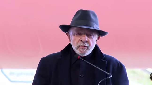 Lula diz que mundo está 'cheio de nego maluco' e afirma que Trump quer tomar Panamá e Groenlândia