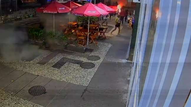 Bueiro solta chamas em Copacabana após furto de cabos da Light