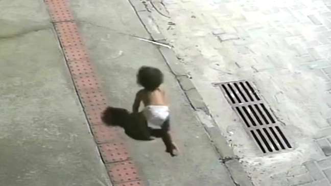 Vídeo mostra bebê engatinhando sozinha no meio da rua em Vila Velha (ES); mãe é presa