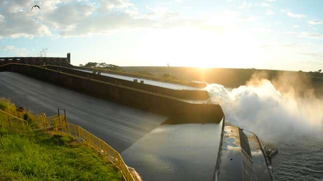 Vertedouro de Itaipu é aberto pela primeira vez em sete meses