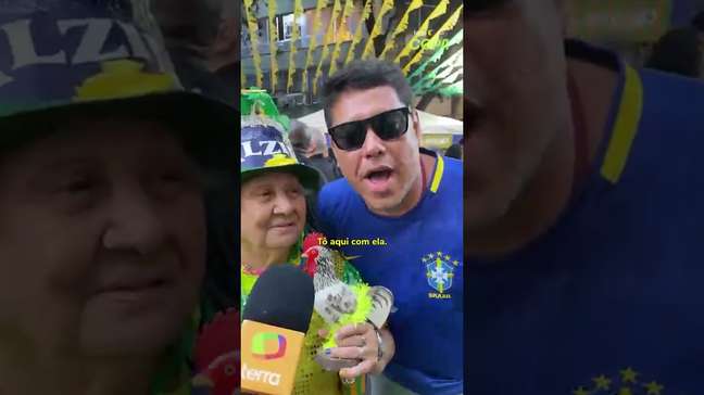 Torcedora de 86 anos marca presença no Alzirão em todas as Copas #shorts