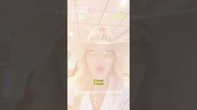 Com look 'cowgirl', Virginia reclama de caminhada a estádio e mostra pé com calo #shorts
