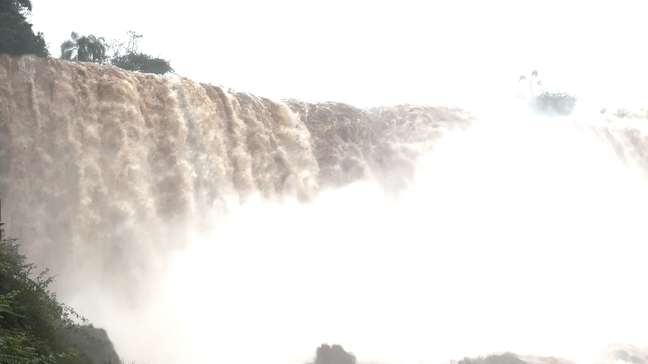 Vazão das Cataratas do Iguaçu está 4 vezes maior que média e chega a 5 milhões de litros por segundo