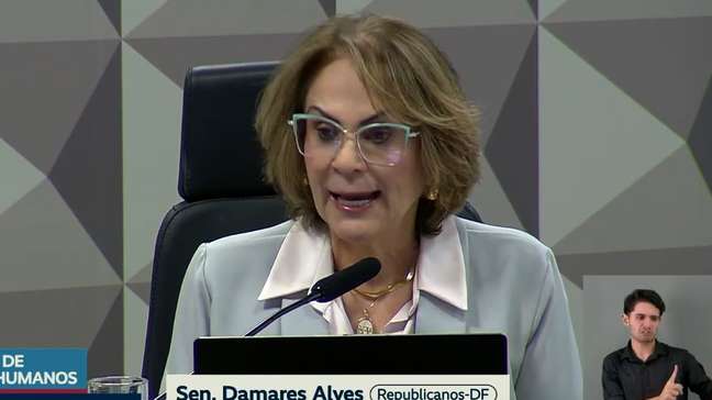 Damares sai em defesa de Michelle Bolsonaro após atrito com Flávio: 'Vocês não têm ideia do que fizeram'