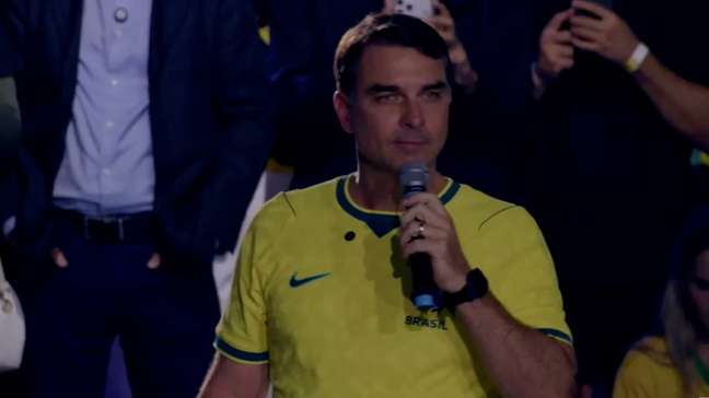 Flávio Bolsonaro vê risco de vitória política a Lula e pede aos EUA adiamento de tarifaço ao Brasil