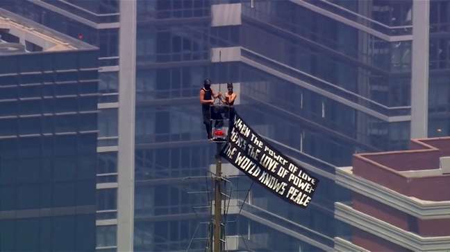 Veja o momento em que policial sobe no Empire State Building para deter casal que escalou até o topo
