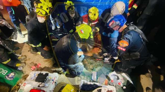 Homem é resgatado com vida após ficar 8 dias preso sob escombros na Venezuela