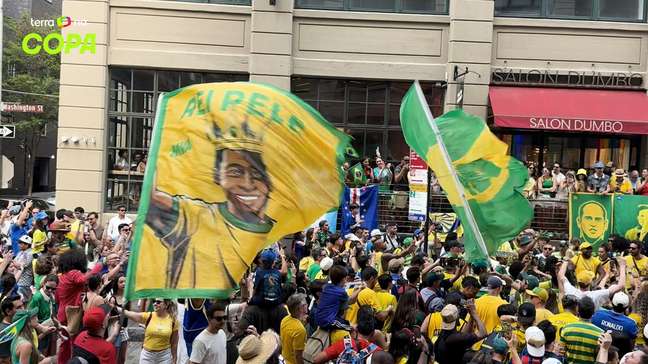 Com bandeirão de Pelé, torcida brasileira invade ponto turístico de Nova York 