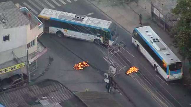 Traficantes usam ônibus e barricadas em chamas durante operação da PM na Cidade de Deus