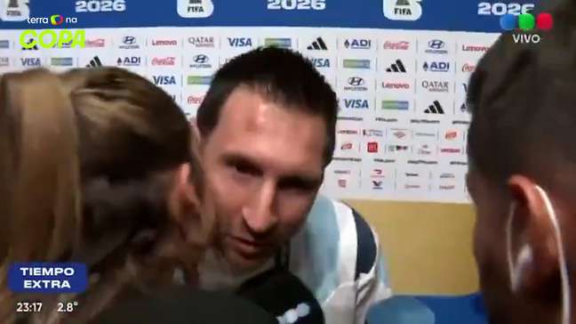 Messi cumprimenta jornalista com beijo no rosto e cena viraliza; entenda