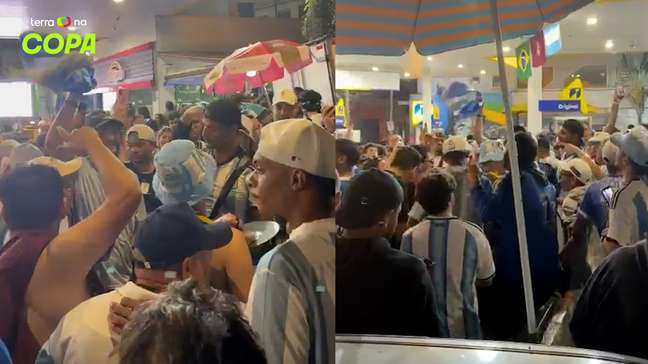 Torcedores brasileiros comemoram vitória da Argentina sobre Cabo Verde na Copa