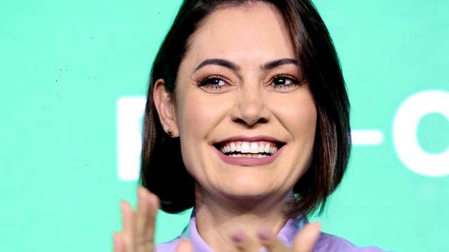 ‘Acima de qualquer ideologia’, diz Michelle Bolsonaro após críticas por elogiar programa de Lula