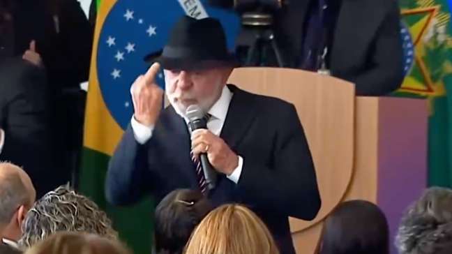 Lula mostra dedo do meio durante discurso no Palácio do Planalto: 'Aqui para eles'