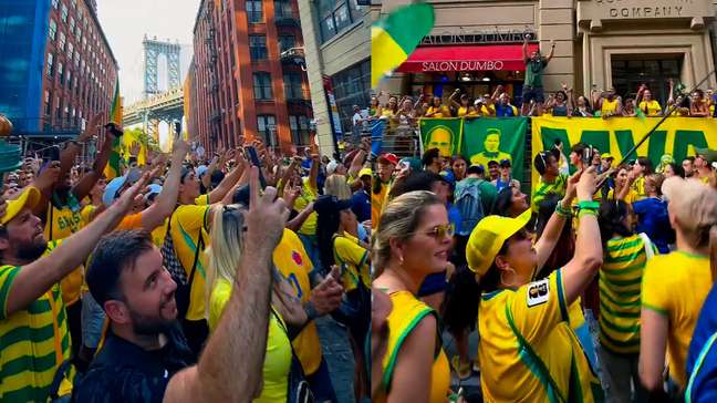 Torcida brasileira nos EUA responde à ‘remada viking’ com dança do ‘créu’ antes de jogo com a Noruega