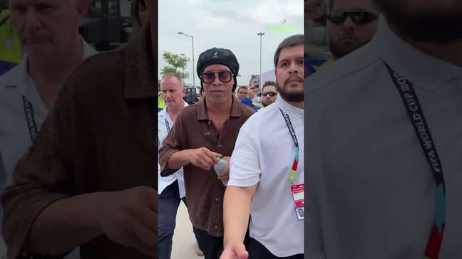 Bruxo na área! Ronaldinho causa alvoroço ao chegar em estádio para Brasil x Noruega