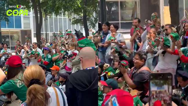 Dezenas de chihuahuas vestem camisa do México em apoio a jogadores antes de partida contra Inglaterra 
