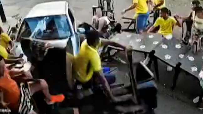 Adolescente é apreendido após atropelar grupo que assistia a Brasil x Noruega em bar de MG