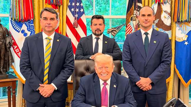 Flávio Bolsonaro vai aos EUA para participar de audiência sobre tarifas contra o Brasil