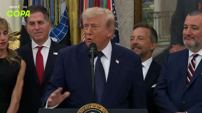 Trump admite que falou de cartão vermelho com a Fifa e critica Raphael Claus: 'Um pouco suspeito'
