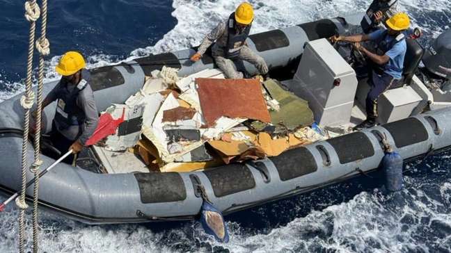 Destroços de Boeing 737 desaparecido são encontrados no Paquistão; buscas por tripulantes continuam