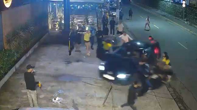 MC Rita é atropelada após homem invadir seu carro para fugir de briga no litoral de SP