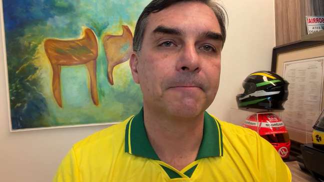 Flávio lê carta de Bolsonaro, que pede para diferenças serem 'deixadas de lado'