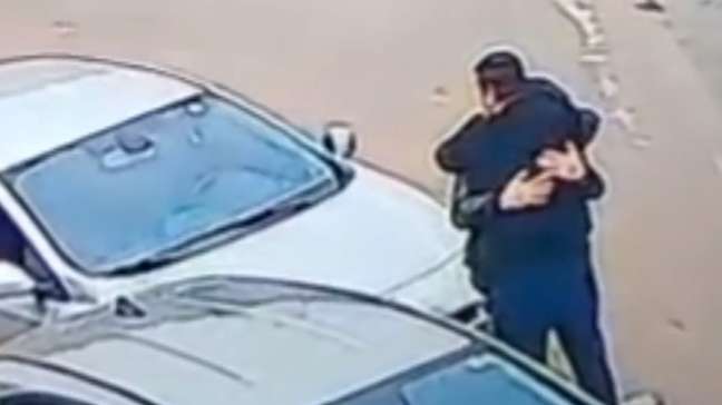 Motoristas se abraçam após batida de carro em rua de SC e cena viraliza
